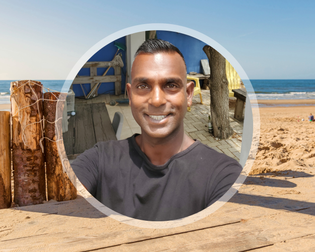 Hemant website Hemant Crum, Healthz, ervaren teamlid, zorgprofessionals, mogelijkheden in de zorg, stralende lach.