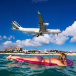 Maho Beach met een vliegtuig dat vlak boven het strand landt