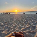 Sanne geniet na haar dienst op het strand van Aruba