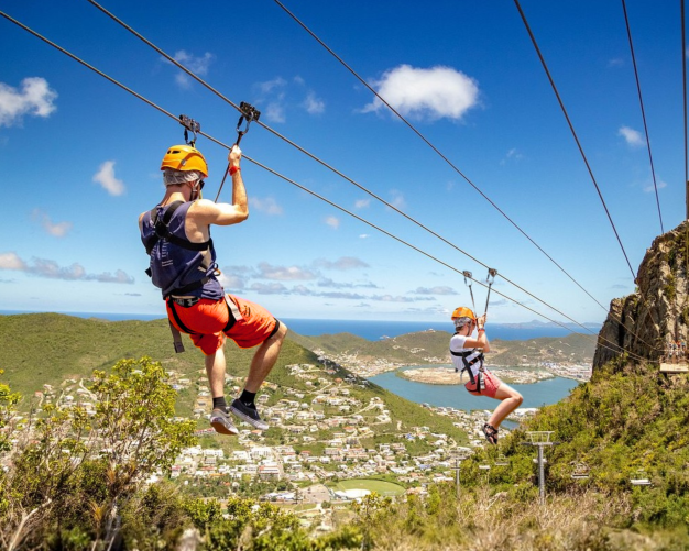 Zorgprofessional van Healthz op de Flying Dutchman ziplijn bij Rainforest Adventures, Sint Maarten