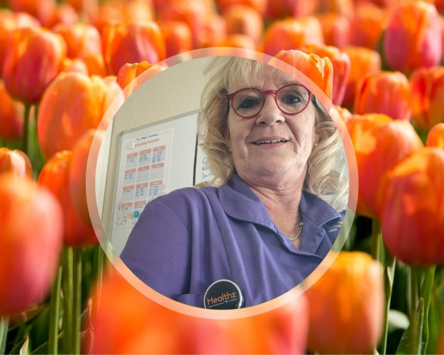 VIG'er Patty White in haar werkkleding tijdens haar dienst in de Vijverhof.